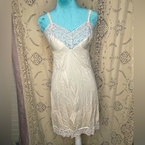 Kayser Other - Kayser:vintage slip with lace details